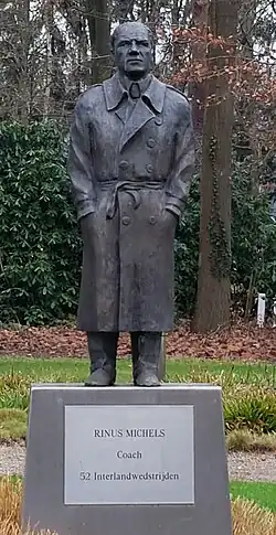 Standbeeld van Rinus Michels op de KNVB campus
