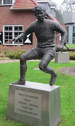 Standbeeld van Willem van Hanegem op de KNVB campus
