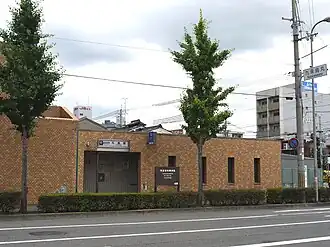 Een ingang van het station.