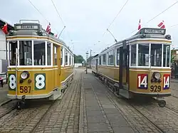 Twee vierassige motorwagens: de KS 587 en de NESA 929; 25 juli 2015.