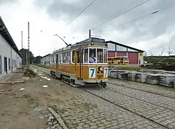 Motorwagen KS 587 (bouwjaar 1940). De museumstraat Valby Langgade tussen de remisegebouwen is uitgebreid.