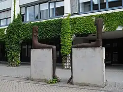 Mann und Frau sich gegenübersitzend, Augsburg