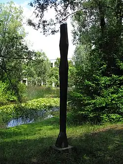 Nr. 7 : Stele "Mädchen" van Christa von Schnitzler