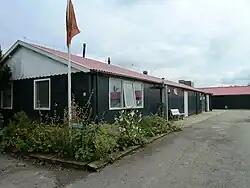 De derde barak aan de ingang