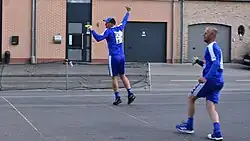 slagspelers blauwe team slaan bal terug