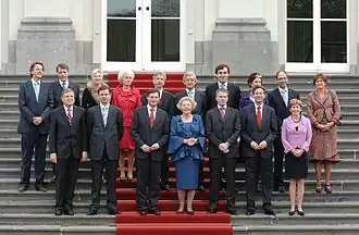 Bordesscène van de ministers van het kabinet-Balkenende IV met in het midden koningin Beatrix bij Huis ten Bosch op 22 februari 2007