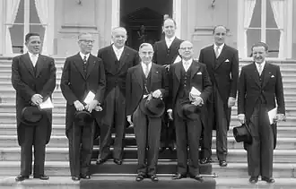 De bordesscène van de ministers van het kabinet-De Quay bij Huis ten Bosch op 19 mei 1959