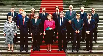 De bordesscène van de ministers van het kabinet-Lubbers III, met in hun midden vooraan koningin Beatrix bij Huis ten Bosch op 7 november 1989