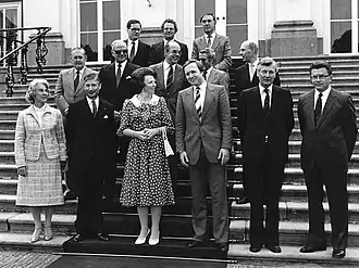 De bordesscène van de ministers van het kabinet-Van Agt III met in het midden vooraan koningin Beatrix bij Huis ten Bosch op 29 mei 1982