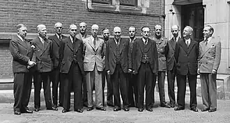 De ministers van het kabinet-Schermerhorn-Drees op het Binnenhof op 4 juni 1945