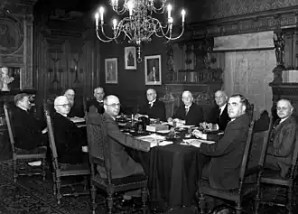 De ministers van het kabinet-Colijn IV vooraf aan een ministerraadsvergadering in 1937