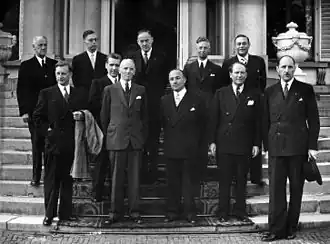 De bordesscène van de ministers van het kabinet-Drees II bij Paleis Soestdijk op 2 september 1952