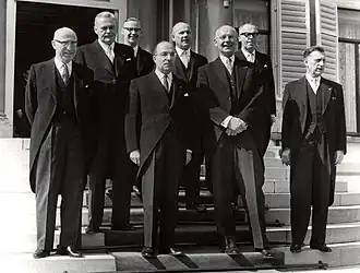 De aantal ministers van het kabinet-Cals bij Paleis Soestdijk op 14 april 1965