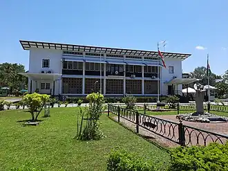 Kabinet van de President, met op de voorgrond het standbeeld van Mama Sranan
