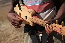 Een zelfgemaakte kabosy in de vorm van een gitaar