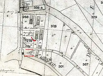 Oorspronkelijke ligging van de begraafplaats op een kadasterkaart uit 1832 (bij de rode pijl)