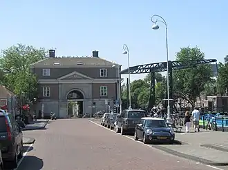 Kadijksplein met de gietijzeren brug over de Nieuwe Herengracht en het poortgebouw van het Algemeen Rijksentrepot