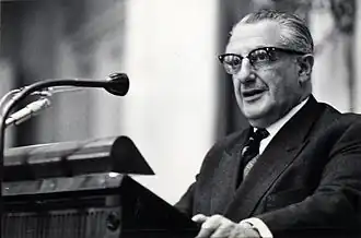 De Kadt spreekt de Kamer toe tijdens een debat over de kwestie Nederlands-Nieuw-Guinea (4 april 1962)