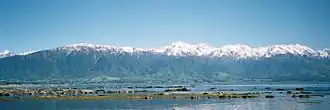 Zicht vanuit zee op de Seaward Kaikoura Range