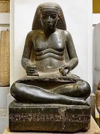 Egyptisch granieten beeld van Amenhotep, zoon van Hapoe als jongeman