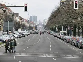 Zicht vanaf de Theodor-Heuss-Platz op de Kaiserdamm in oostelijke richting