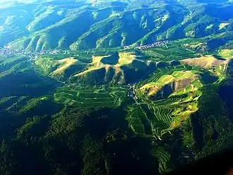 Luchtfoto van de Kaiserstuhl waarop Vogtsburg te zien is