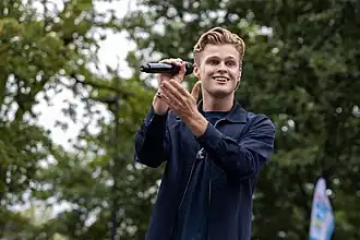 Kaj van der Voort tijdens een optreden (2021)