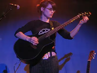 Kaki King tijdens een optreden in 2004