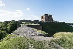 Gezicht op het kasteel, gezien vanaf de oorspronkelijke toegangspoort tot het kasteel.