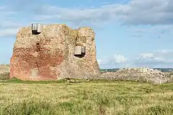 De donjon van het kasteel, gezien vanaf de oorspronkelijke binnenplaats van het kasteel.