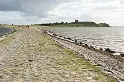De landbrug met de kunstmatig verhoogde weg tussen het eiland Kalø en het vasteland. De weg vormt het langste en best bewaard gebleven stuk middeleeuwse weg in Denemarken.