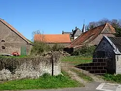 erf met muren en vloedschuren