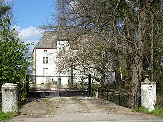 oprijlaan met poort aan de dorpsstraat