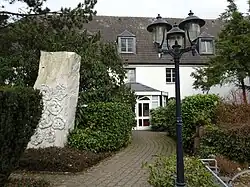 Beeld voor ingang bijgebouw