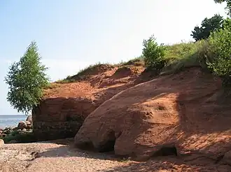 Zandsteenrotsen aan het Peipusmeer