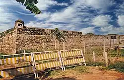Bastion en muur van het Kalpitiya fort gezien vanaf de noord-westzijde (landzijde).