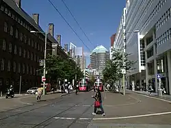 Tramhalte Kalvermarkt-Stadhuis in 2017. Links kantoren van het Ministerie van Defensie, rechts het Haagse stadhuis.
