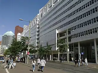 Kalvermarkt met tramhalte en stadhuis (2017)