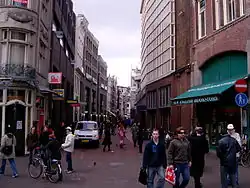 Zuidelijke ingang van de Kalverstraat.