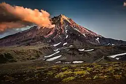 De vulkaan bij avond