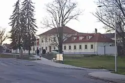 Een van de bushaltes in het dorp