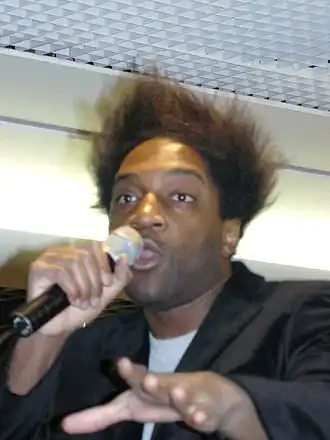 Kamini tijdens een albumpresentatie (2010)