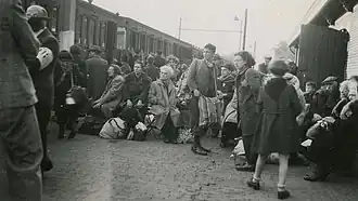Nederlandse Joden wachtend op transport naar doorgangskamp Westerbork