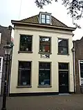 Huis met gepleisterde lijstgevel