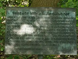 Een gedenkplaat op de begraafplaats Herbrum/Aschendorf