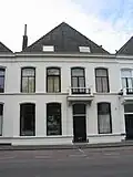Pand met gepleisterde lijstgevel en schilddak[6]