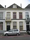 Pand met gepleisterde lijstgevel en schilddak[6]