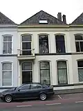 Pand met gepleisterde lijstgevel en schilddak[6]