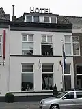 Pand met eenvoudige lijstgevel en dakkapel (Hotel Dijk)