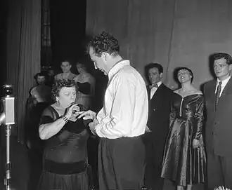 Heintje Davids schuift de ring aan de vinger van Wim Kan (1954)